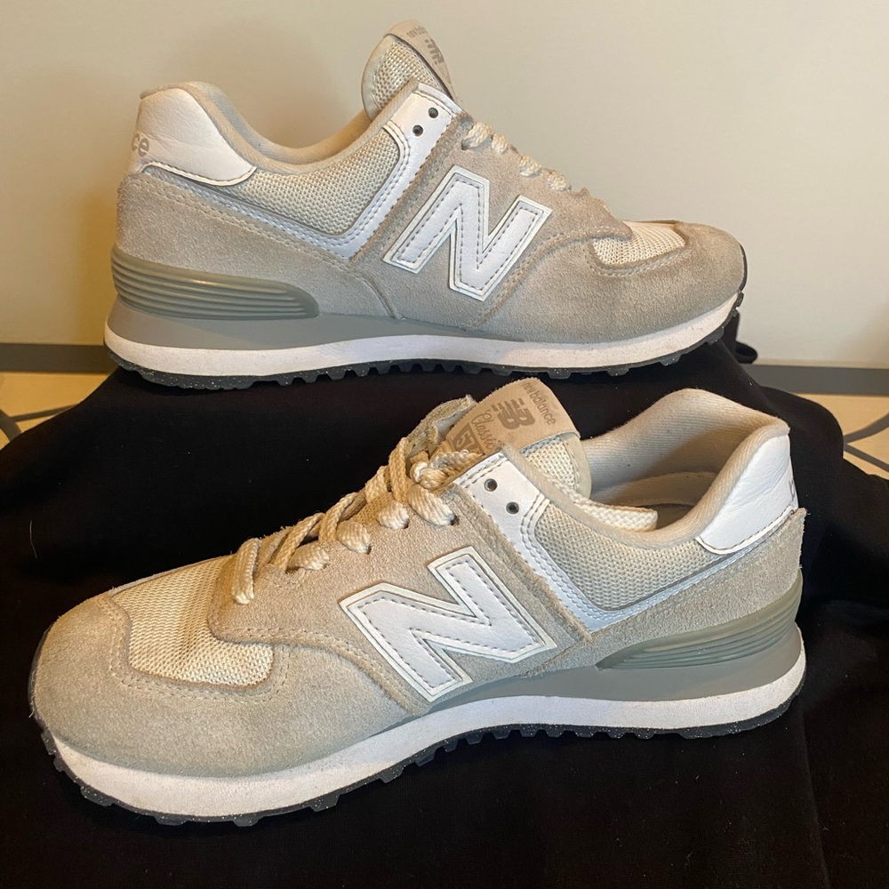 New Balance 574 White and Gray Sneakers Classic Athletic Shoes Women’s size 7.5